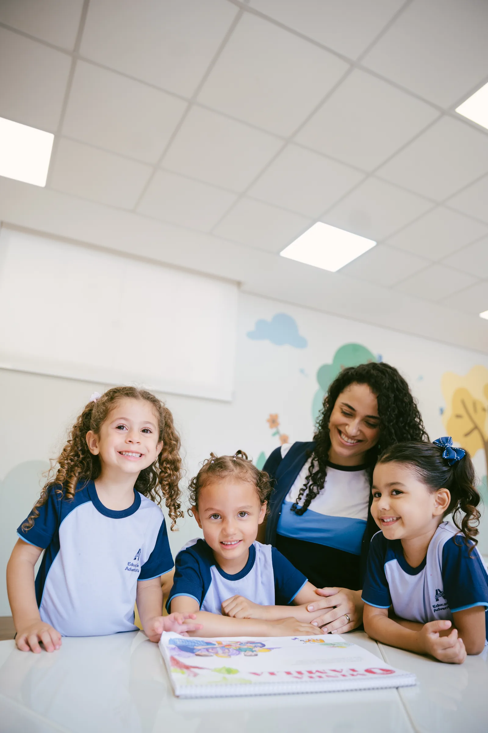 Professora com alunas em sala de aula
